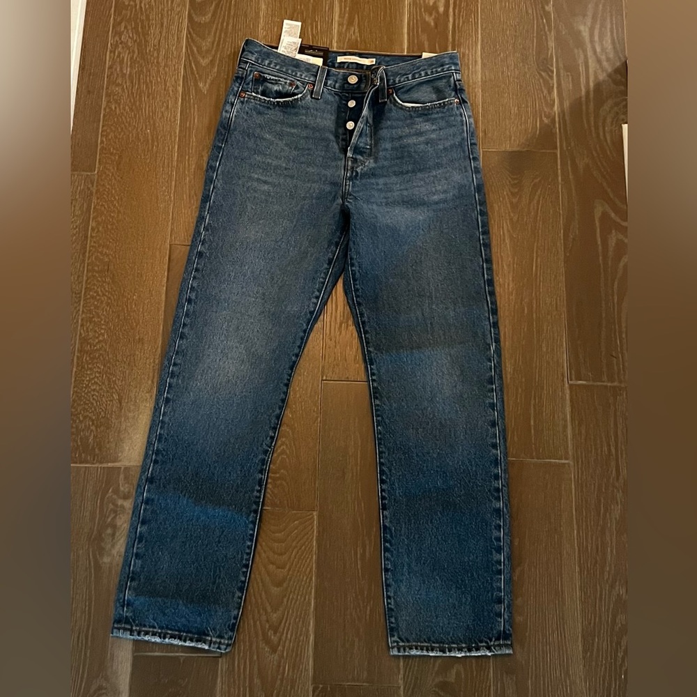 Premium Levi’s- Wedgie Straight. 28 x 28.